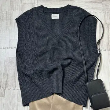 미디움 솔리드 니트 베스트 케이블 니트 블랙 계열