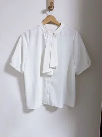 리본 포함 화이트 버튼 셔츠 M
