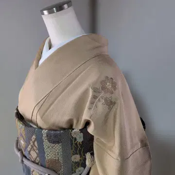 베이지 꽃무늬 자수 기모노