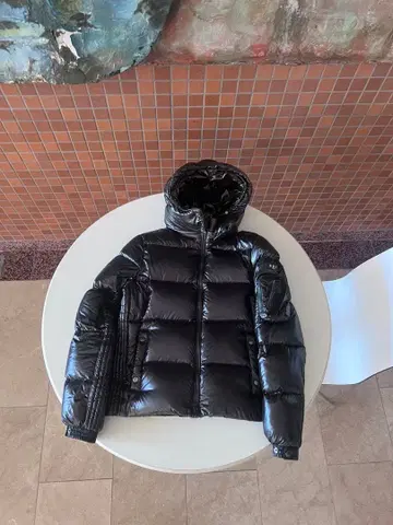 TATRAS 블랙 후드 부착 다운 자켓