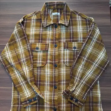 브라운 계열 체크 긴팔 셔츠