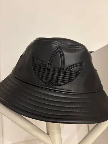 아웃라인 트레포일 폴리우레탄 버킷햇