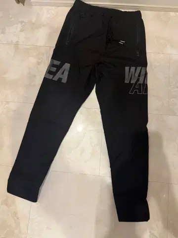 로고 블랙 팬츠