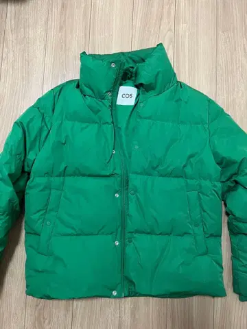 COS 그린 컬러 다운 자켓