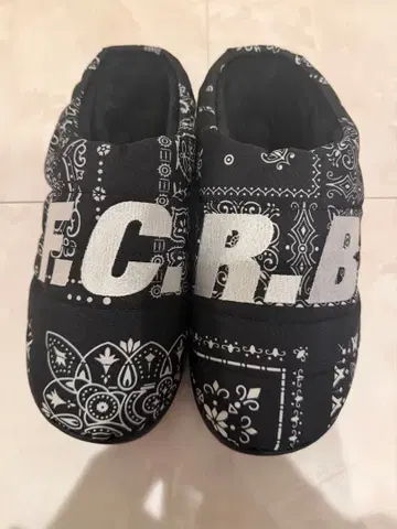 F.C.R.B. 반다나 패턴 슬립온 샌들