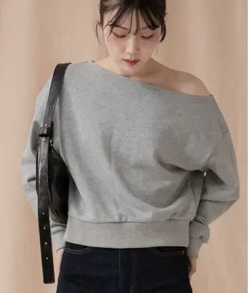 [ HEILIS ] 오프숄더 맨투맨 상의