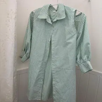 스트라이프 패턴 오픈 백 셔츠