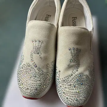 비쥬 장식 화이트 슬립온 스니커즈