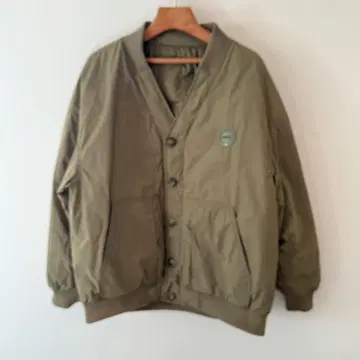 올리브색 버튼 달린 자켓