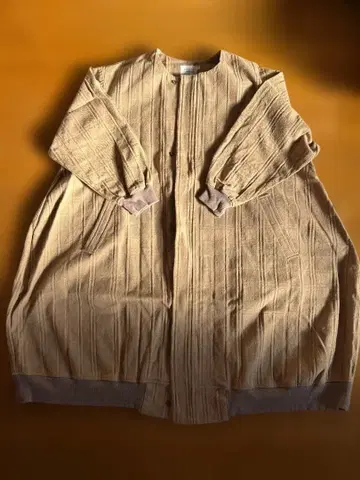 스트라이프 패턴 베이지 롱 코트