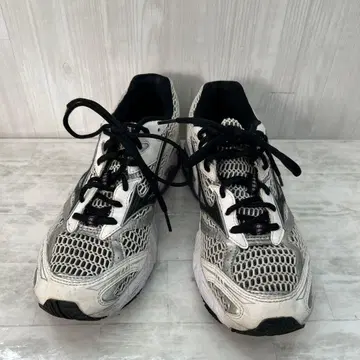 mizuno 메쉬 소재 화이트/블랙 러닝화 24.5cm