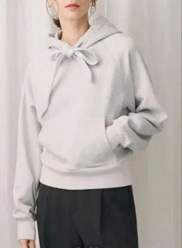 2025 가을/겨울 뷰티앤유나이티드 애로우즈 리본 후디