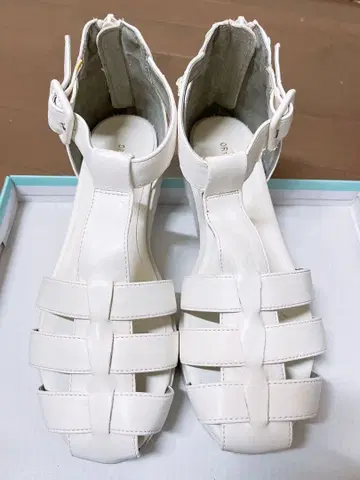 화이트 스트랩 샌들 여성용 오리엔탈 트래픽