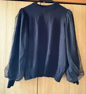 새상품급 스픽 앤 스팬 튤 소매 크루넥 니트