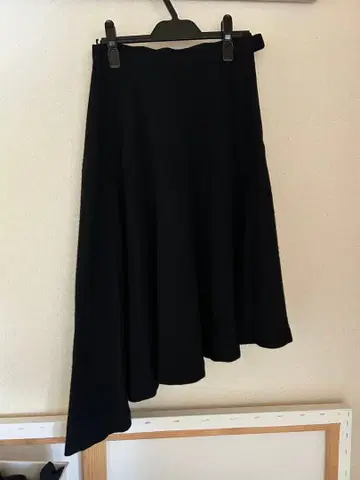 울 혼방 스커트 플레어 비대칭 블랙