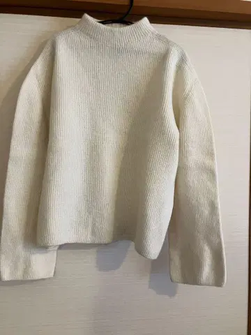 OUVERT 화이트 알파카 혼방 백 슬릿 하이넥 니트