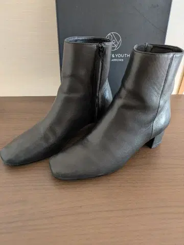 BEAUTY&YOUTH 블랙 가죽 부티