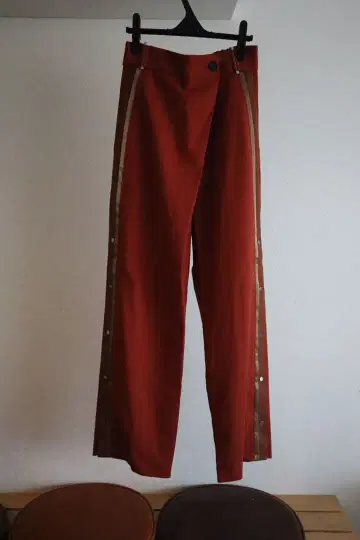 빨간색 사이드 버튼 슬랙스