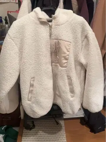 화이트 플리스 자켓 후드 부착
