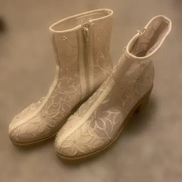 RANDA 꽃무늬 자수 화이트 부츠