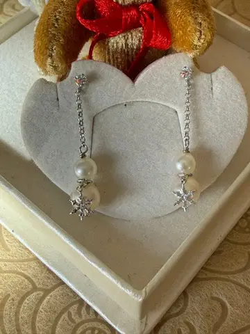 미사용 눈사람 펄과 눈의 결정 모티브의 귀걸이 담수 펄