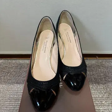 에나멜 블랙 오픈토 펌프스 22.5cm