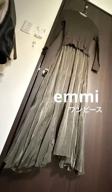 짙은 녹색 니트와 새틴 원피스