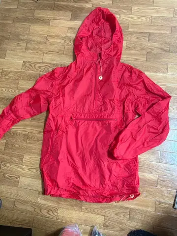 빨간색 나일론 자켓 M 사이즈 후드 부착