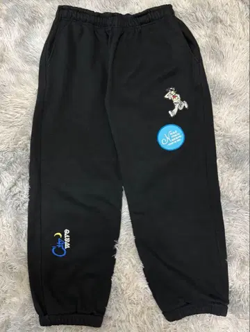 카오요리나카미 블랙 스웨트 팬츠 자수 캐릭터 포함