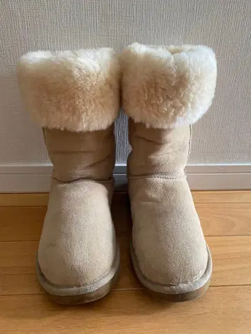 베이지 어그 부츠 무릎 아래 길이