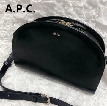 A.P.C. 블랙 가죽 숄더백 하프문