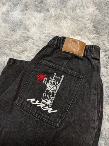 자수 디자인 블랙 컬러 데님 팬츠