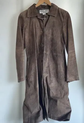 내추럴 뷰티 베이직 피그 스웨이드 스텐카라 코트 브라운