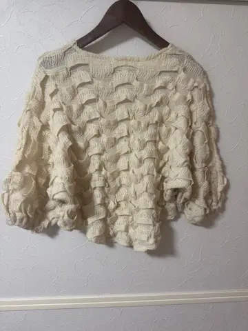 아이보리 편직 프릴 니트 5부 소매