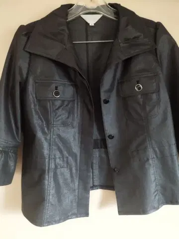 은은한 광택감이 있는 블랙 자켓 올 시즌용