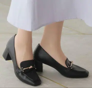 블랙 로퍼 금장 장식 중간 힐 M 사이즈