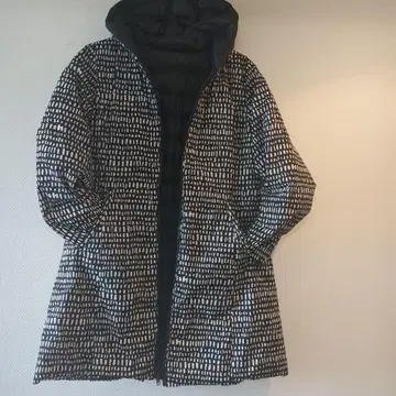 후드 부착 롱 코트 블랙과 화이트 패턴