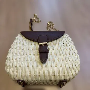 스트로우와 가죽 숄더백