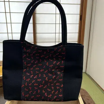 토트백 블랙과 빨간색 잠자리 무늬