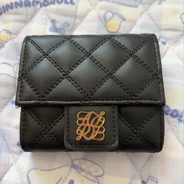 ALTROSE 블랙 퀼팅 3단 폴더형 지갑