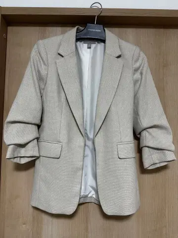 베이지 테일러드 자켓 롤업 소매