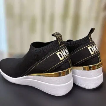 DKNY 블랙 슬립온 스니커즈