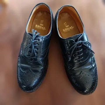 REGAL 블랙 윙 칩 드레스 신발