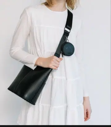 블랙 숄더백 심플한 디자인