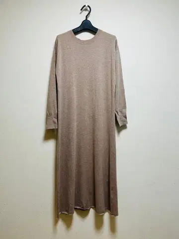 베이지 니트 롱 원피스 긴팔 어반 리서치