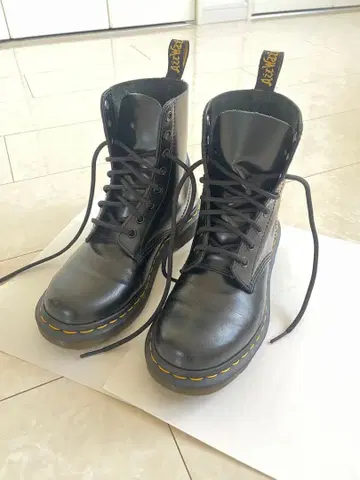 새상품급 Dr. Martens 닥터마틴 8홀 여성용 부츠