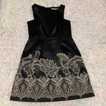 Karen Millen 블랙 자수 슬리브리스 원피스