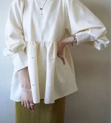 Lumier 펄 디자인 페플럼 블라우스