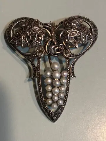 록잔의 포도입니다. 실버와 펄 브로치
