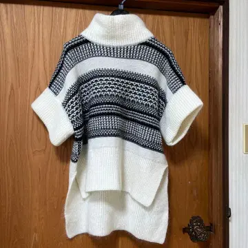 화이트 블랙 스트라이프 터틀넥 니트